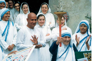 Mutter Teresa mit Fackel und Sri Chinmoy